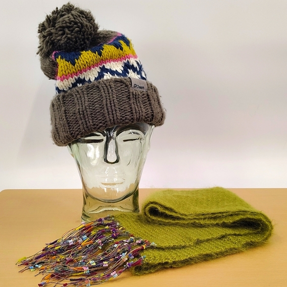 Chaos knitted hat with ball and green scarf to match unbranded - Picture 1 of 8